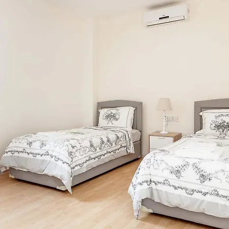 Thalassa Beach Pool Apartament